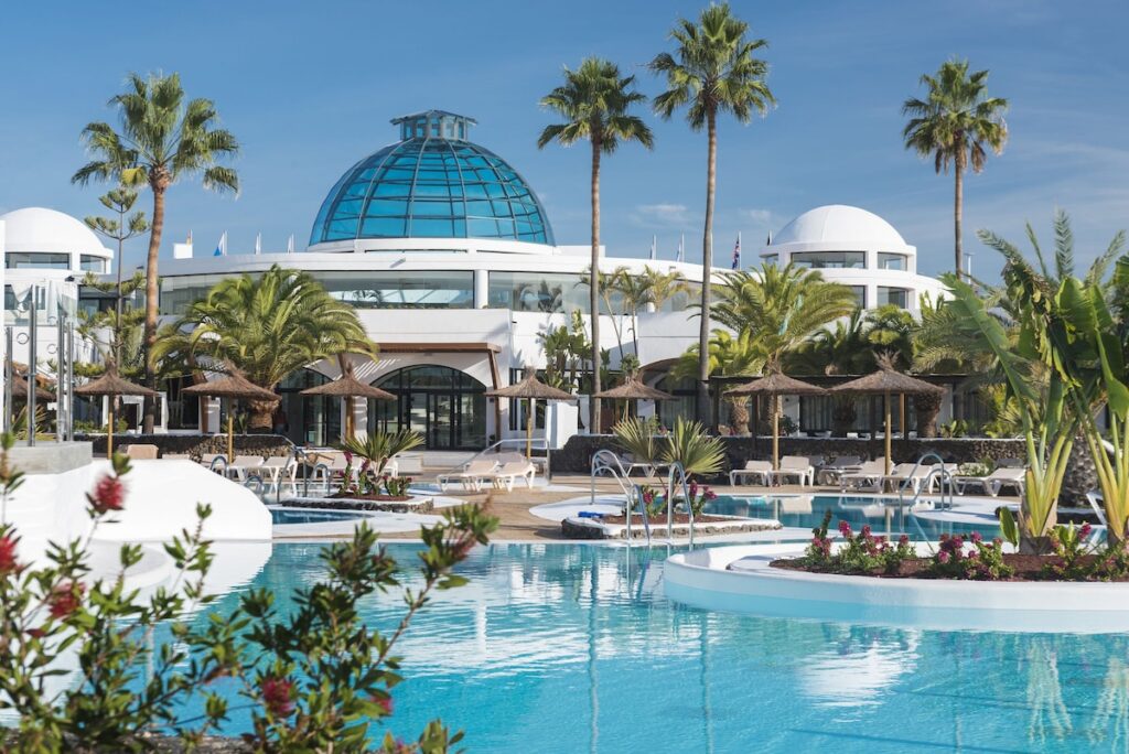 - Piscine de l’hôtelElba Lanzarote Royal Village Resort